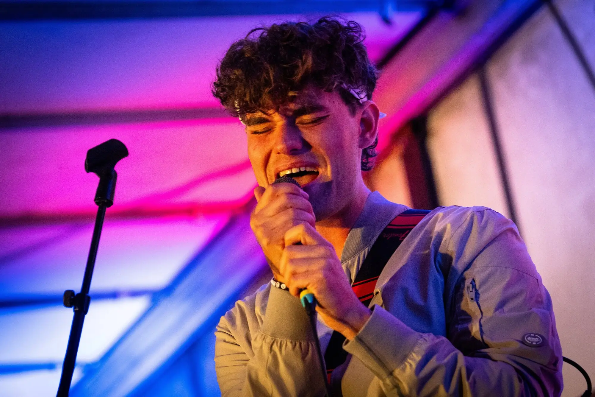 Zpěvačka na festivalovém pódiu