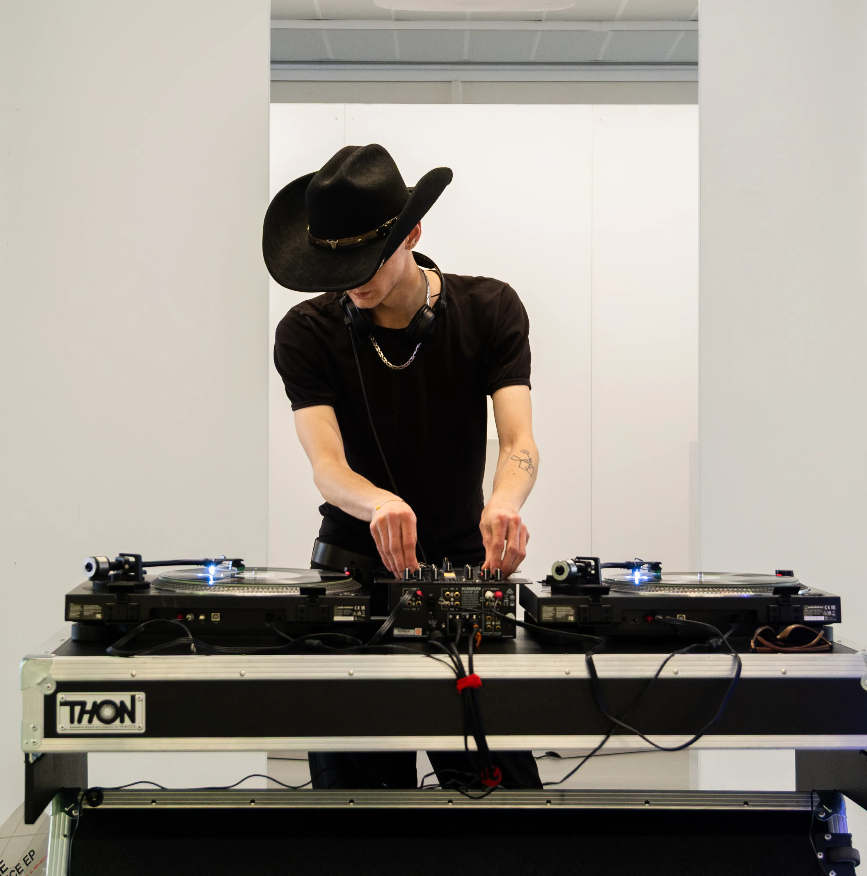 DJ G6 za mixážním pultem